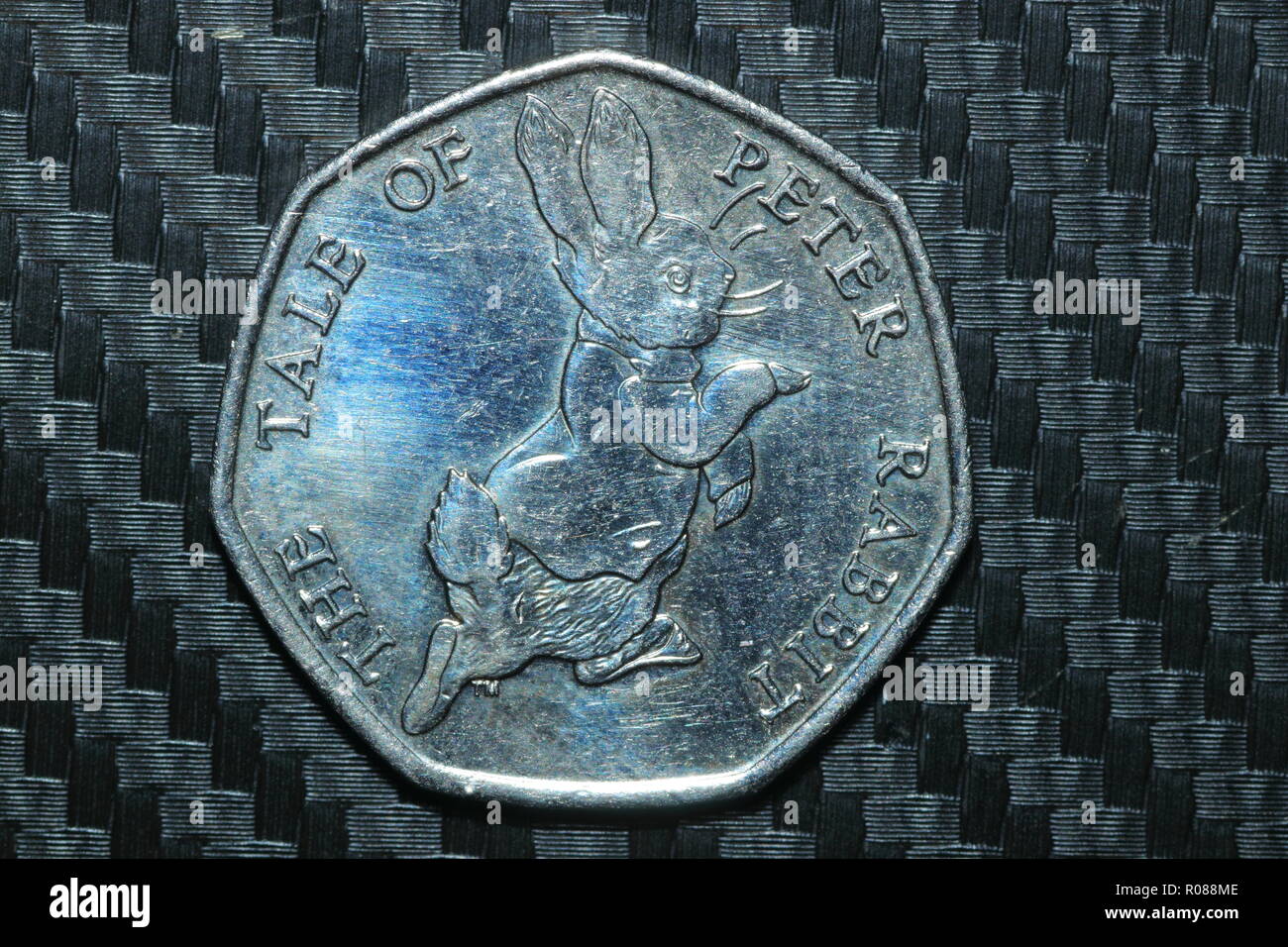 Un UK Peter Rabbit 50 pence pièce de la Collection Beatrix Potter Banque D'Images