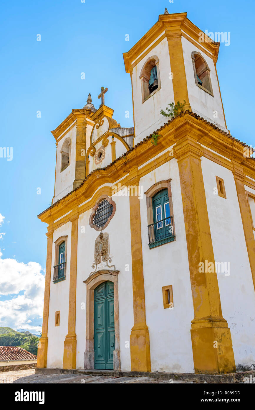Façade de l'église de Eglise Notre Dame de Pitié et de miséricorde à Ouro Preto, Minas Gerais avec ses fenêtres, grande porte en bois, arche de pierre et baroque Banque D'Images