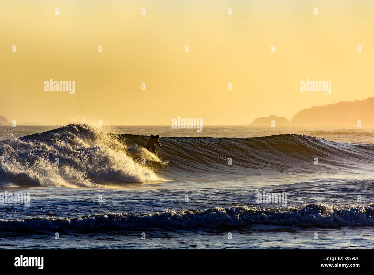 Silhouette de surfeur sur la plage d'Ipanema en été coucher du soleil Banque D'Images