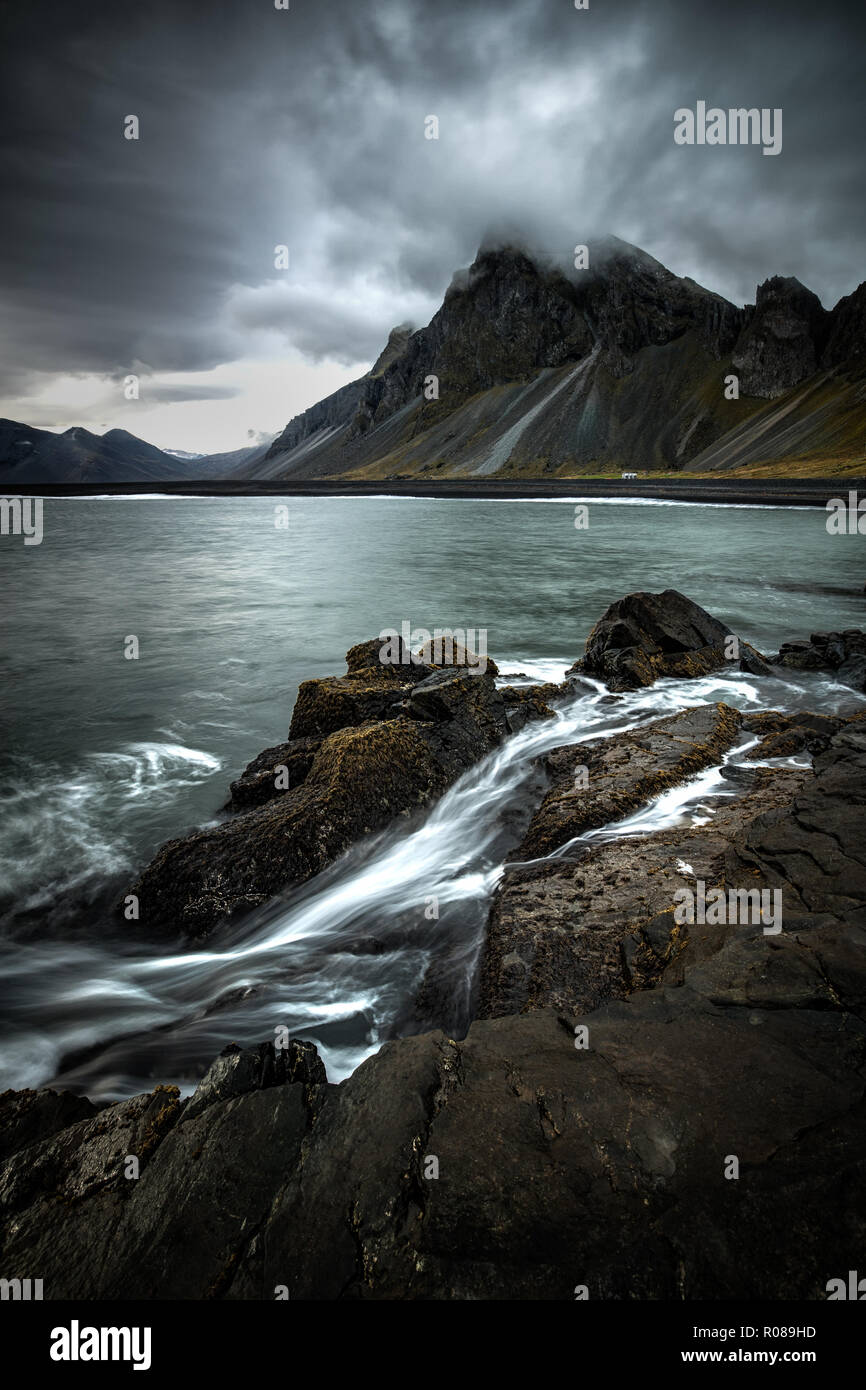 Un ciel nuageux orageux de l'Eystrahorn scène côtière gamme de montagne sur la côte Est de l'Islande Banque D'Images