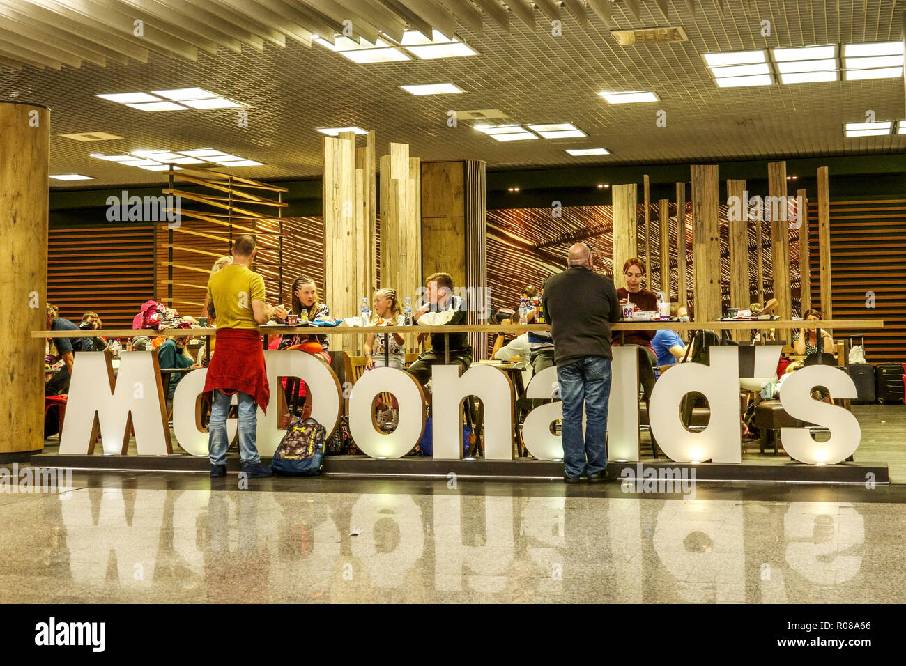 Aéroport de Palma de Mallorca, les passagers passent du temps à la restauration rapide McDonalds, aéroport de Palma Espagne, Europe Banque D'Images