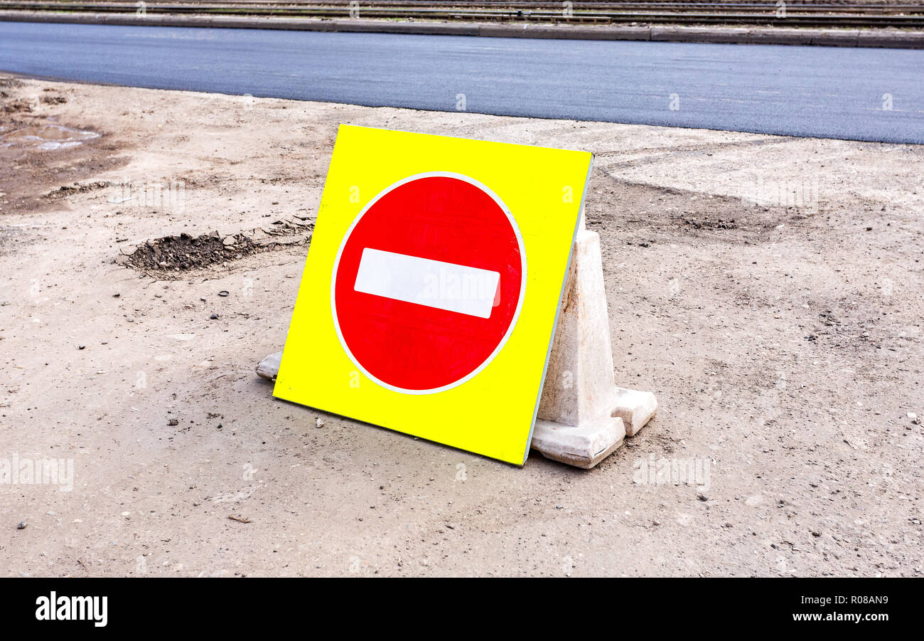 N'entrez pas de signe de la circulation plus de nouvelle couche d'asphalte sur une rue de la ville Banque D'Images