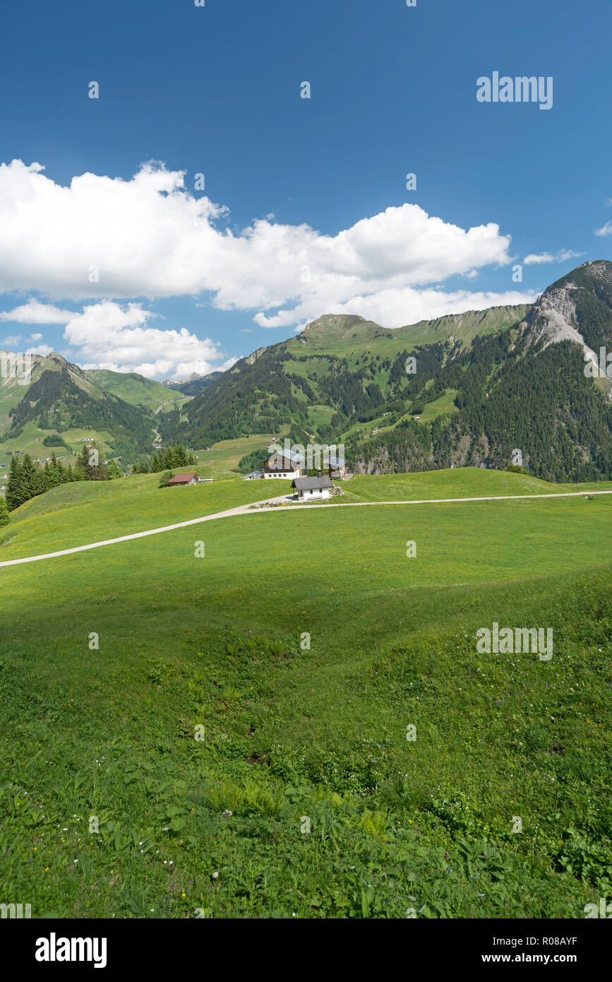 Petit village dans les Alpes autrichiennes Banque D'Images