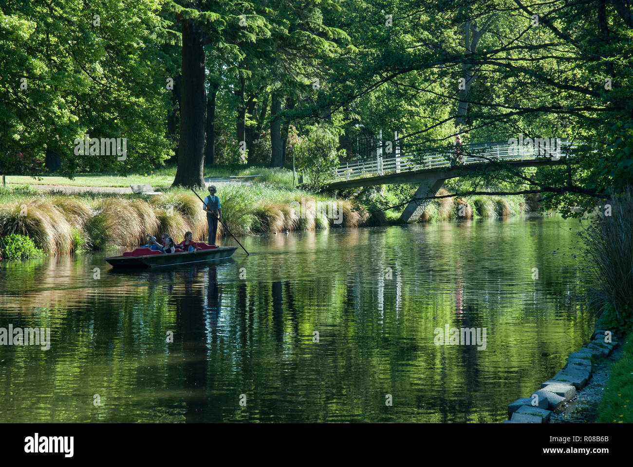 La belle rivière Avon avec un punt comme il se promène dans les jardins botaniques luxuriants, Christchurch sur une journée de printemps ensoleillée. Banque D'Images