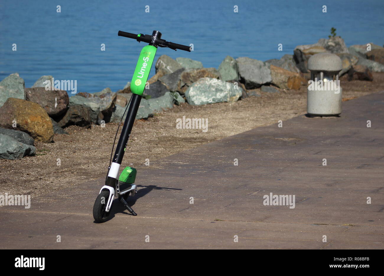 Un livre vert lime-S (Limebike dockless) electric scooter est garé et prêts à être loués sur la plage de Venice piste cyclable Banque D'Images