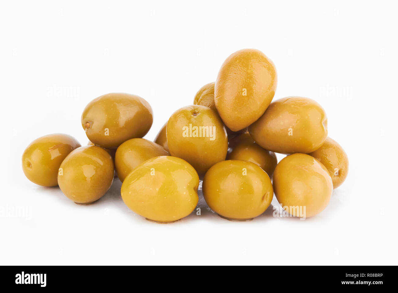 Olives noires sur fond blanc Banque D'Images