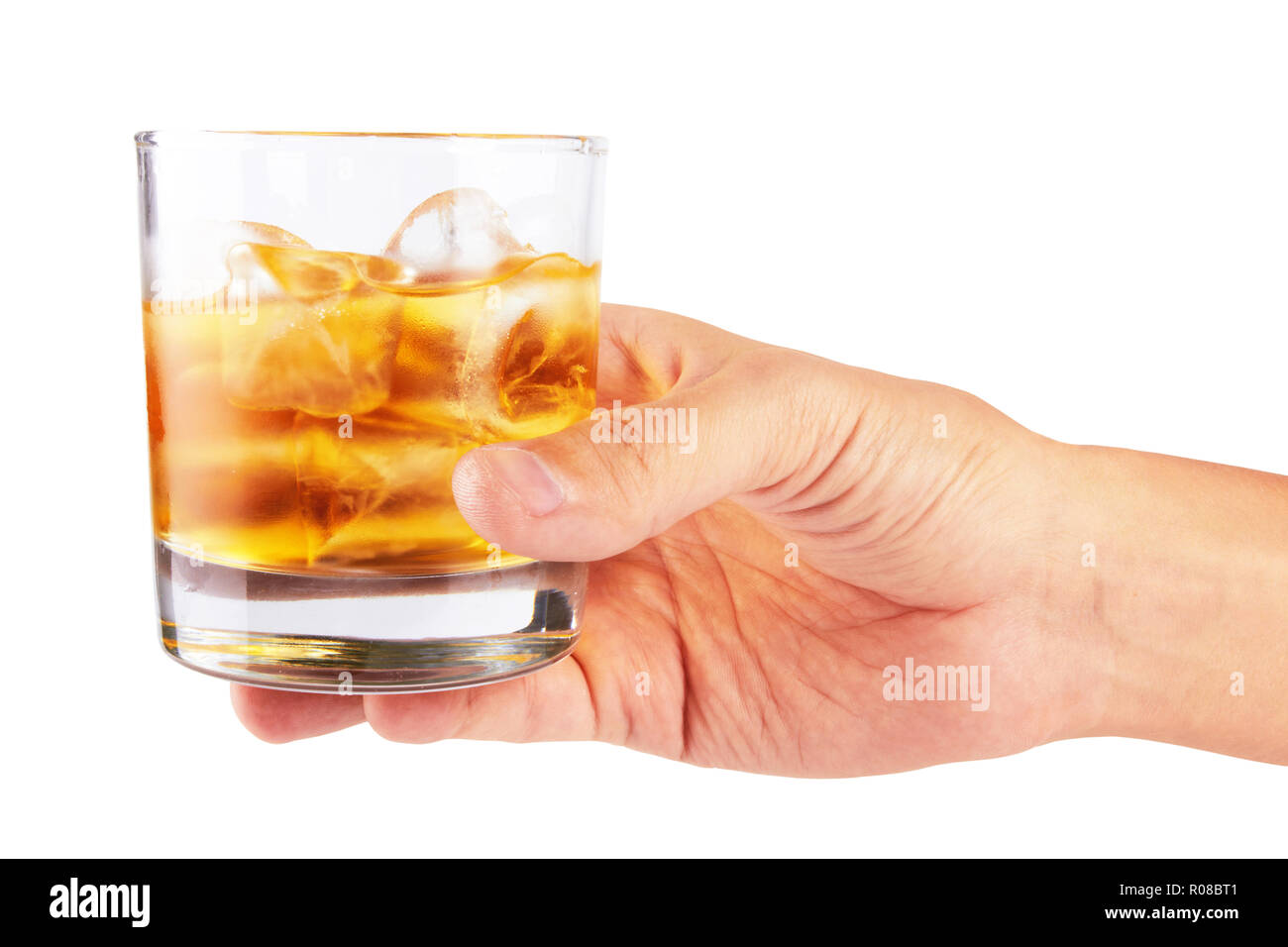 Verre de whisky dans la main isolé sur fond blanc Banque D'Images