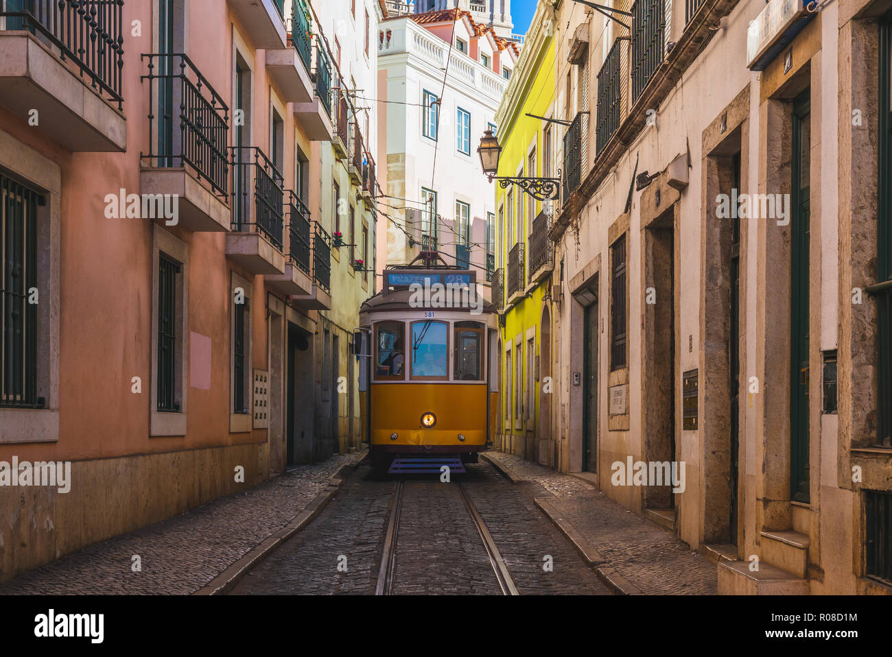 Tramway sur la ligne 28 à Lisbonne, Portugal Banque D'Images