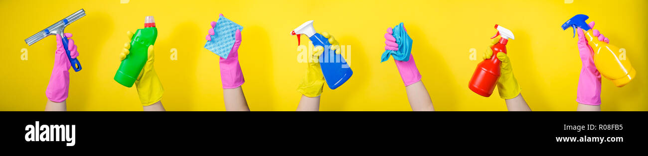 Concept de nettoyage - hands holding offre sur fond lumineux, bannière format long Banque D'Images