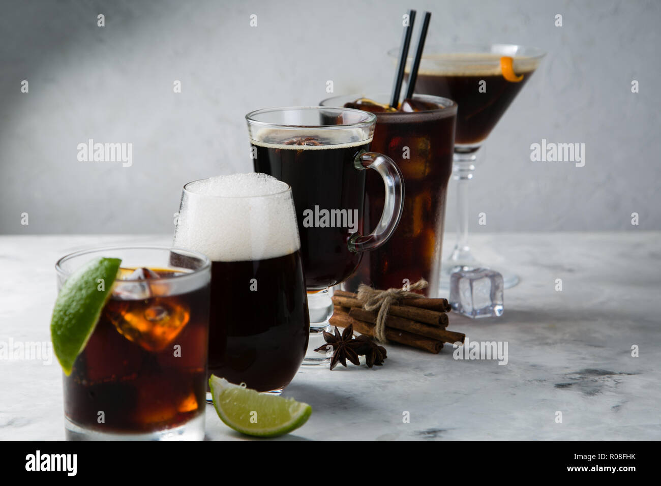 Sélection de cocktails noire dans différents verres, en arrière-plan, copy space Banque D'Images