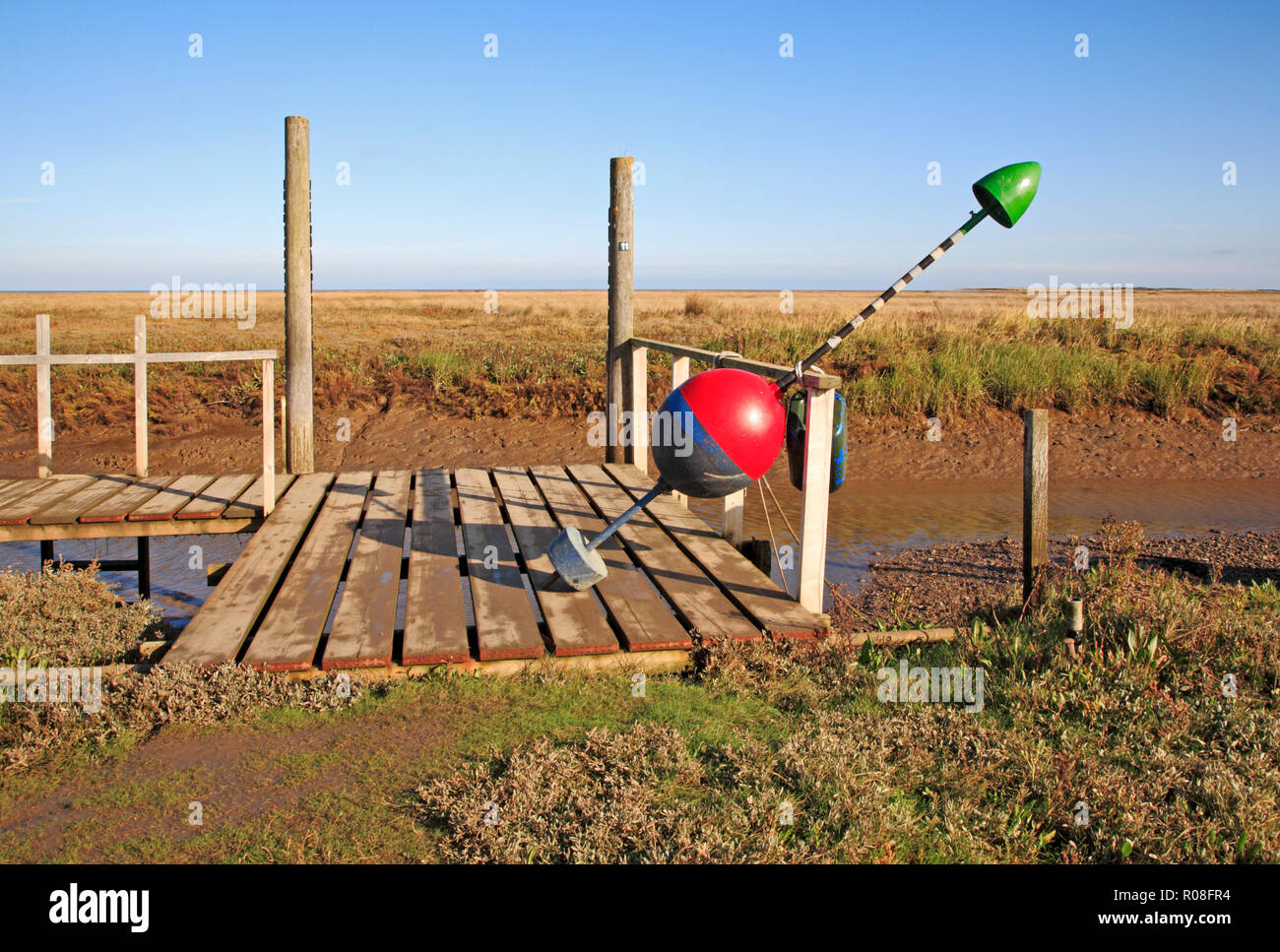 Une bouée de pêche sur un débarcadère sur le quai au port de North Norfolk à Thornham, Norfolk, Angleterre, Royaume-Uni, Europe. Banque D'Images