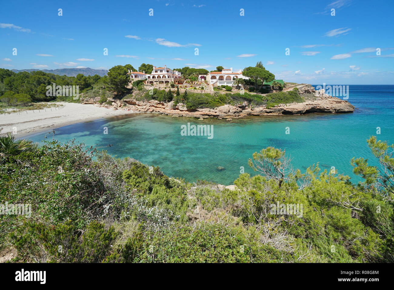 Une belle crique avec des maisons sur la côte méditerranéenne de l'Espagne à proximité de l'Ametlla de Mar, Costa Dorada, Cala Estany Tort, Catalogne, province de Tarragone Banque D'Images