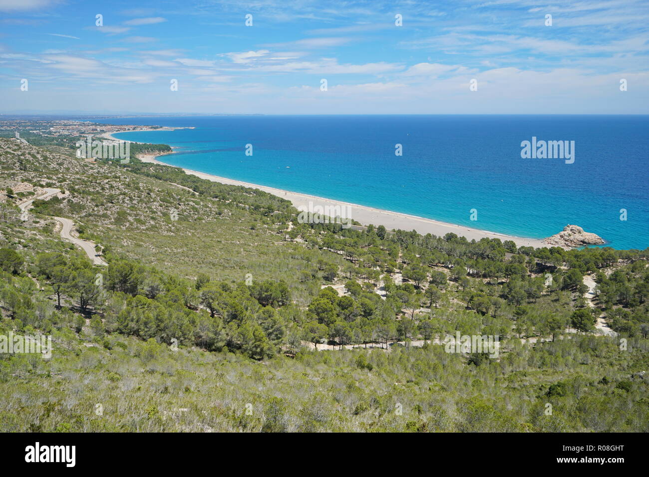 L'Espagne vue surplombant la côte avec grande plage près de l'Hospitalet de l'Infant, Platja Del Torn, Costa Dorada, mer Méditerranée, Tarragona Banque D'Images
