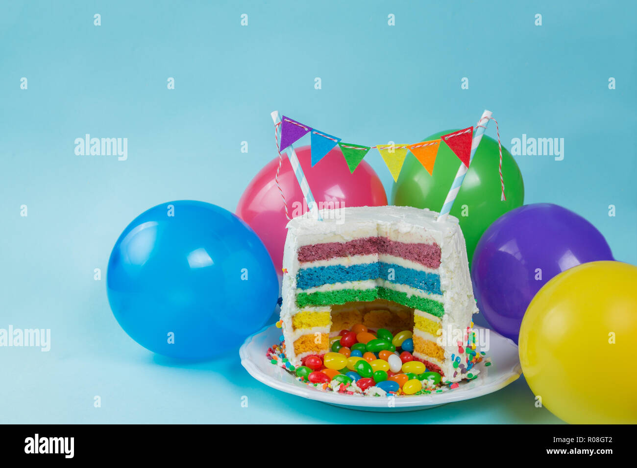 Gateau De Bonbons Arc En Ciel Pinata Anniversaire Arriere Plan Carte Concept Copy Space Photo Stock Alamy