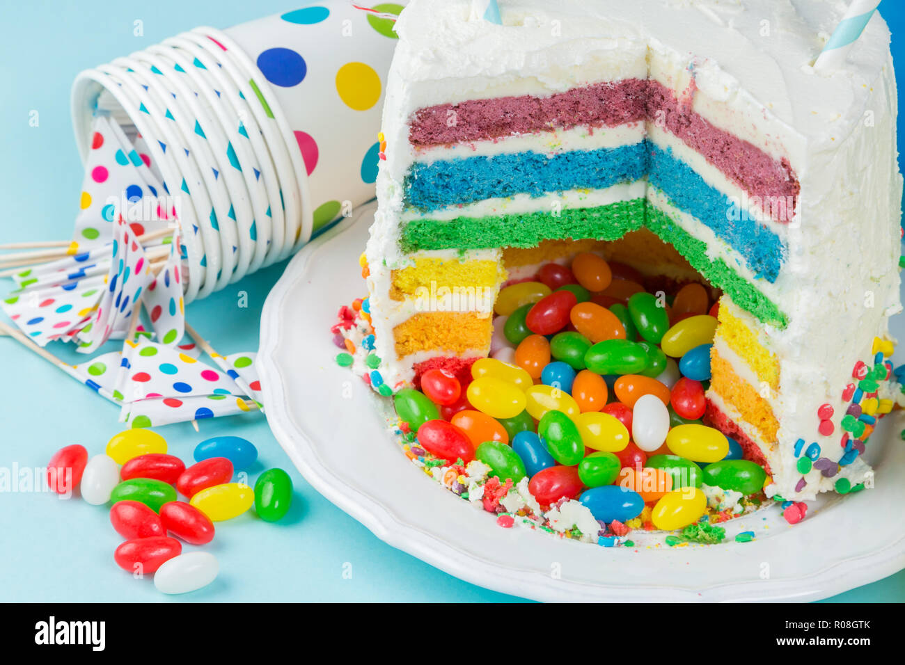 Gateau De Bonbons Arc En Ciel Pinata Anniversaire Arriere Plan Carte Concept Copy Space Photo Stock Alamy