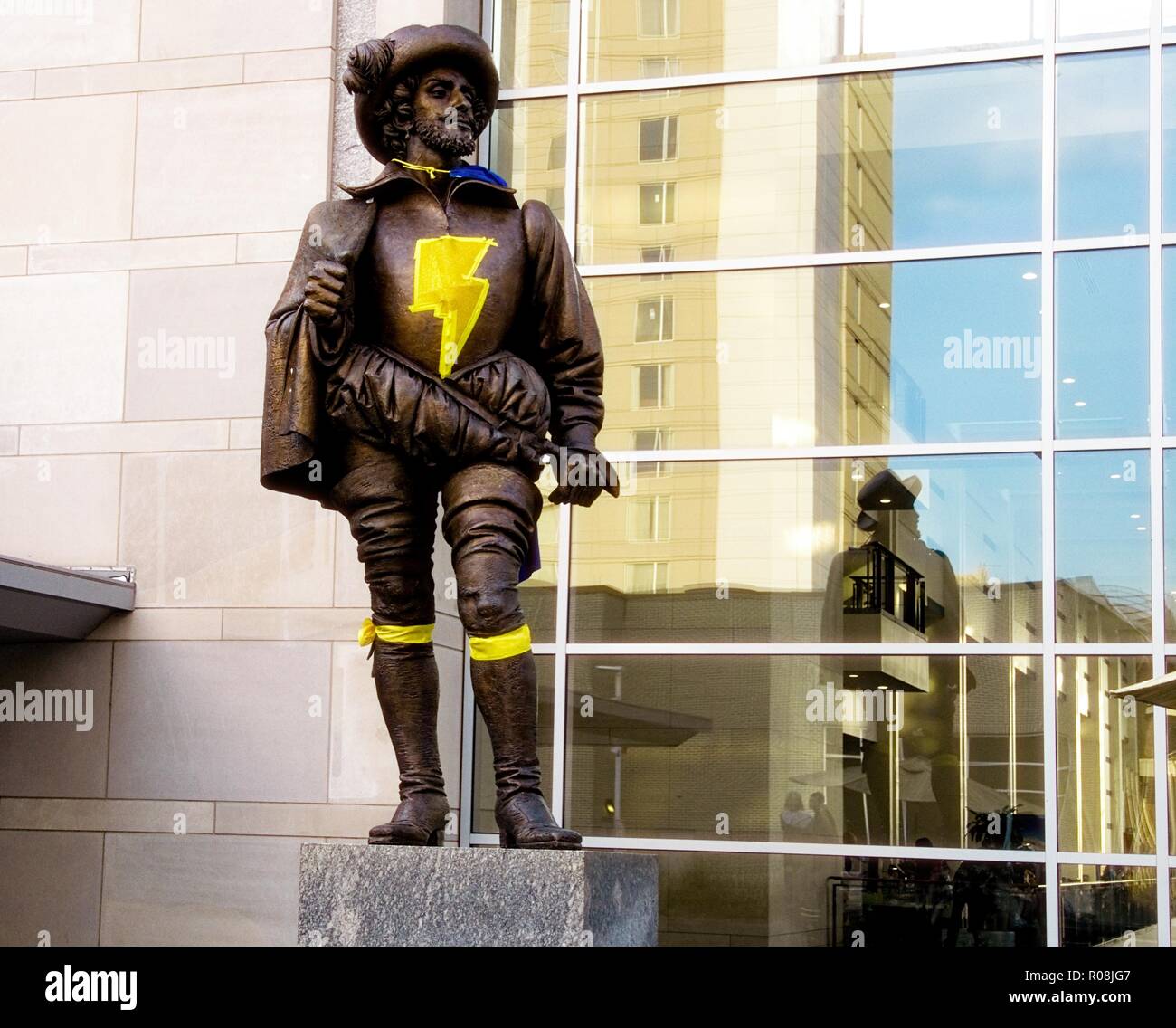 Walter Raleigh Statue avec Shazam marque sur la poitrine Banque D'Images
