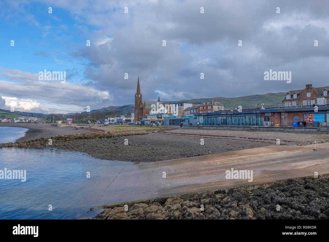 Largs, Ecosse, UK - 31 octobre 2018 : Rue Du Nord à largs Gallowgate à Greenock Road et de l'emblématique tour de l'église de St Columba's Parish Chur Banque D'Images