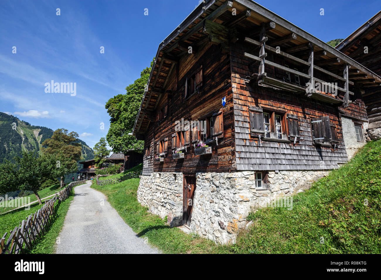 Vieilles fermes dans le village historique de l'agriculture de montagne de Gerstruben, Dietersbachtal, près de Oberstdorf, Alpes d'Allgäu Banque D'Images