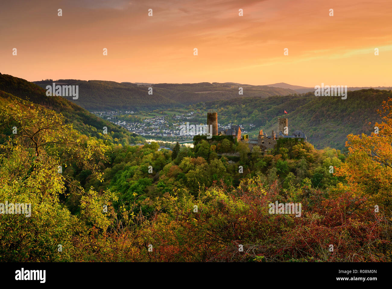 Vue sur le château de Thurant dans la vallée de la Moselle au coucher du soleil en automne, Alken, Untermosel, Terrassenmosel, Rhénanie-Palatinat Banque D'Images