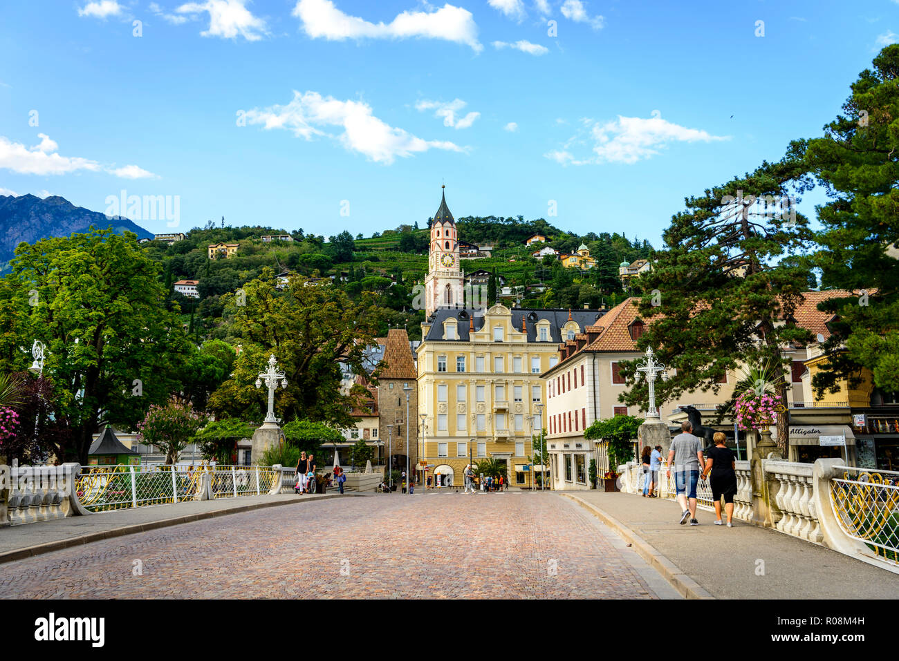 Passer Promenade, Bolzano, la porte Porta di Bolzano, église paroissiale Saint Nicolas, église de San Nicolò, vieille ville de Merano Banque D'Images