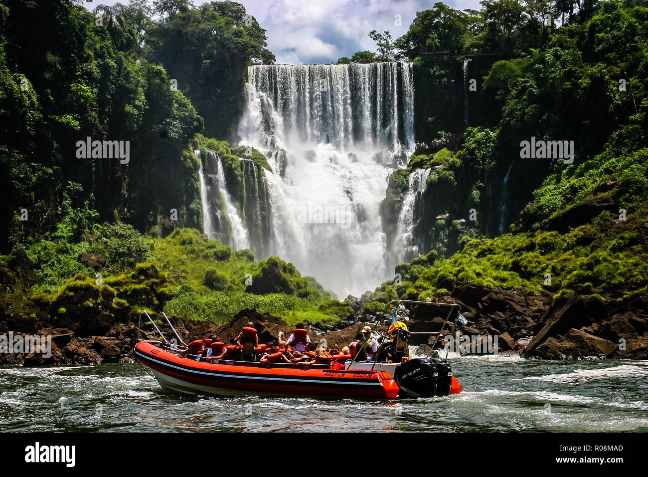 Des promenades en bateau de vitesse sous l'eau au cours de la cascade Iguacu falls à Iguaçu, Brésil le 18 février 2008 Banque D'Images