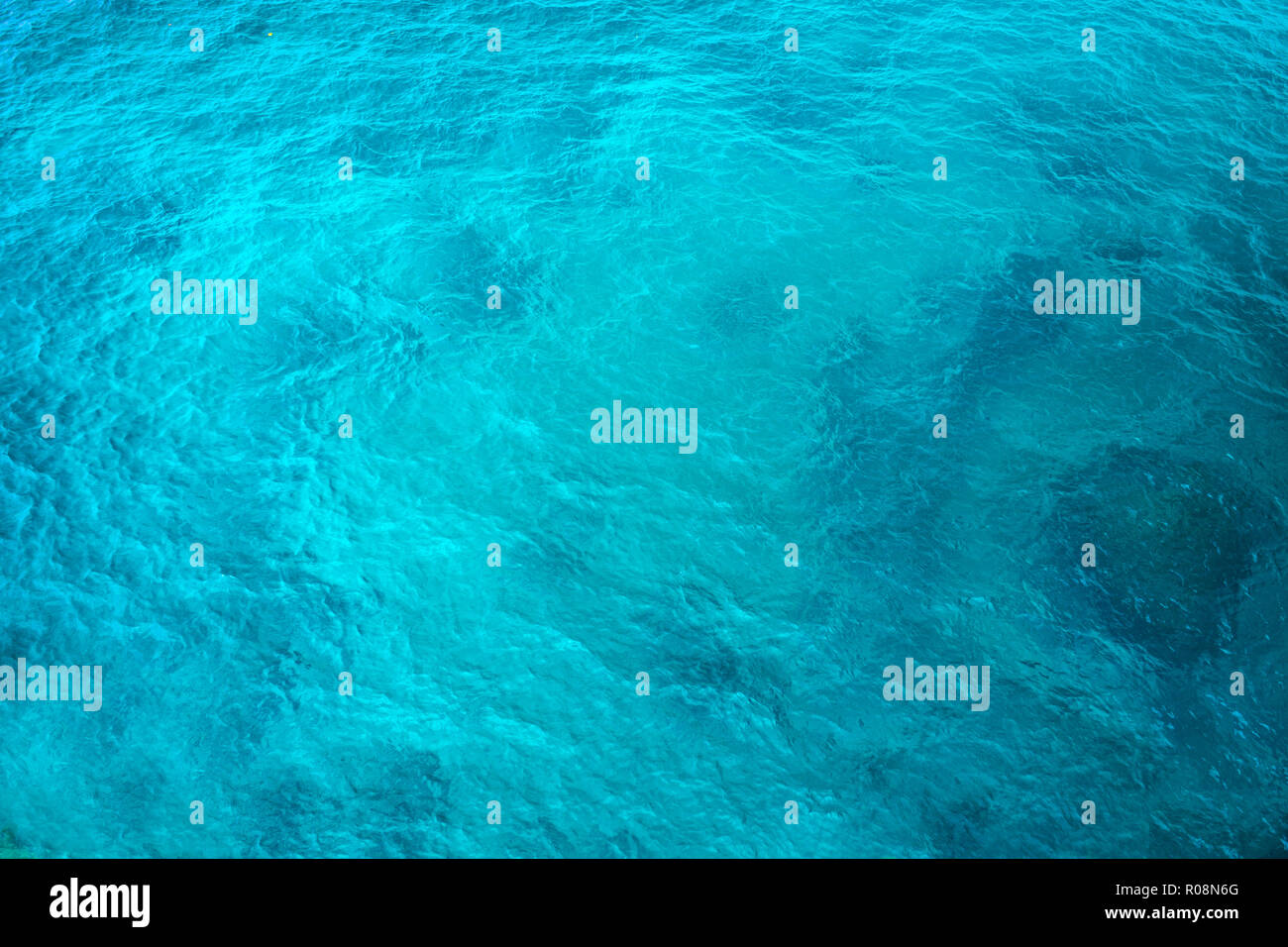 La lumière vive de la mer bleue, la texture, la texture de surface de la mer de l'eau, de l'arrière-plan ou la texture, l'océan, l'eau bleue Banque D'Images