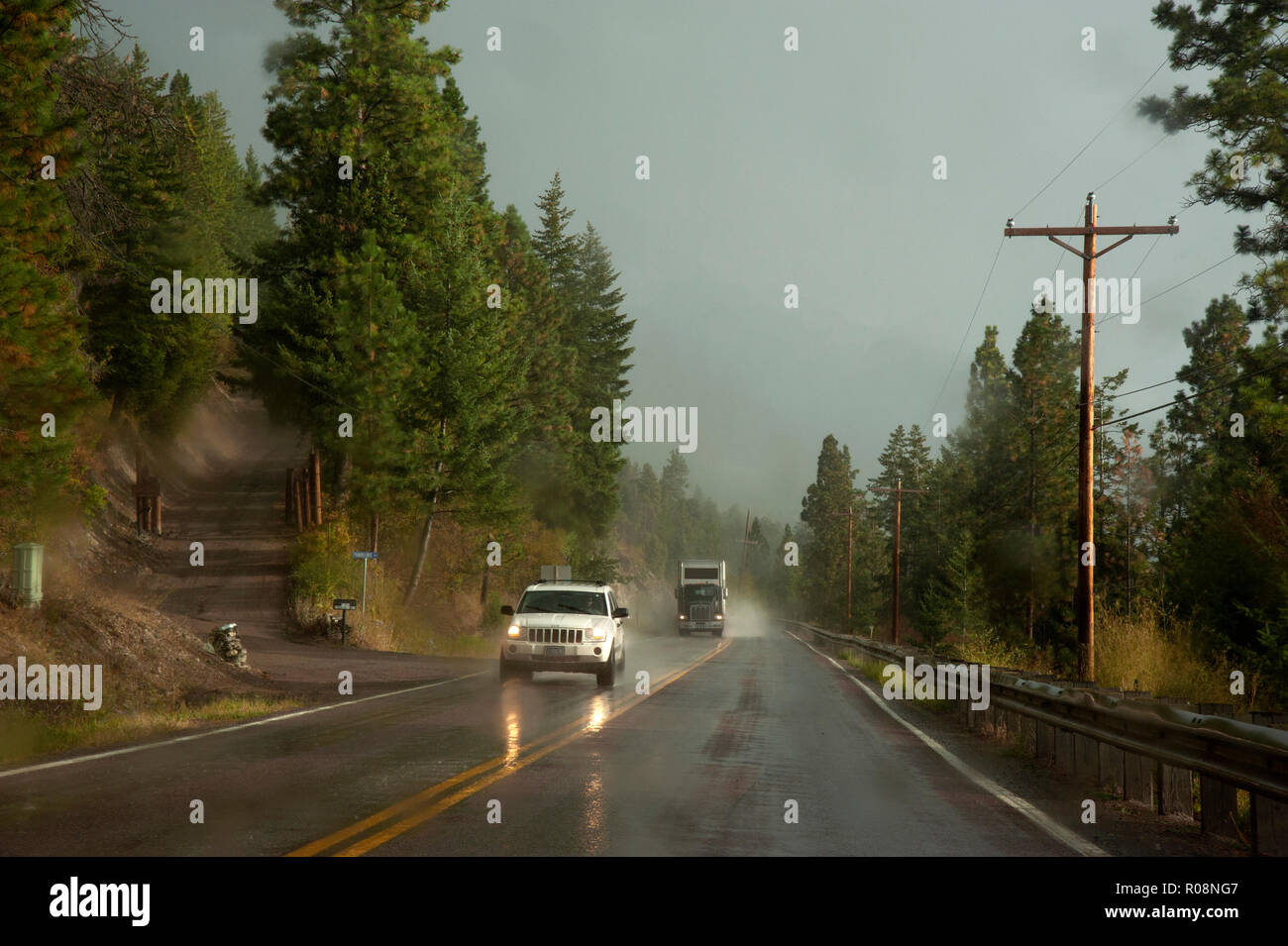 Route mouillée de pluie près du lac Flathead au Montana Banque D'Images