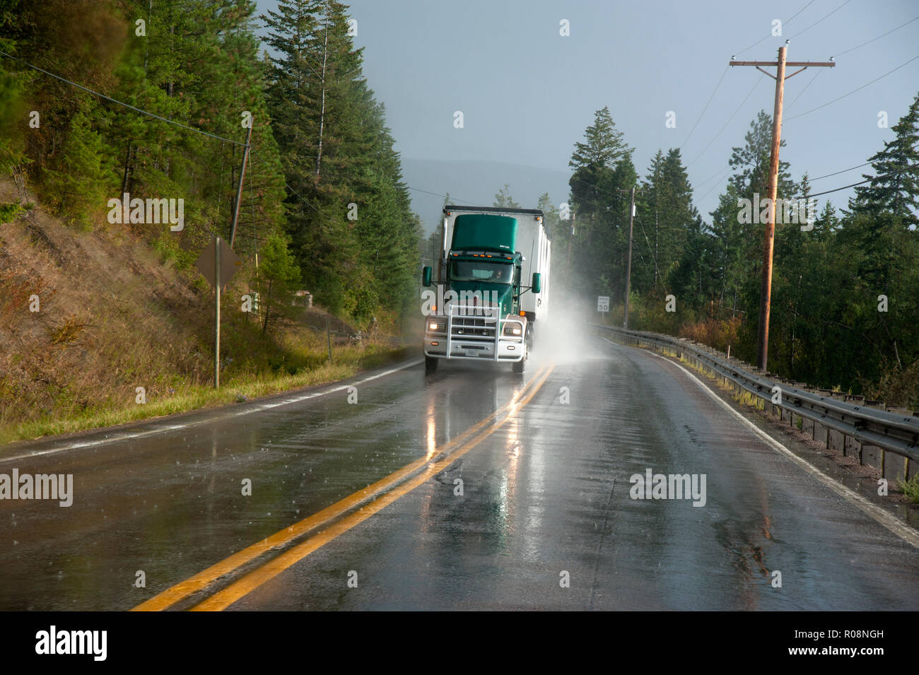 Chariot roulant sur route mouillée de pluie près du lac Flathead au Montana Banque D'Images