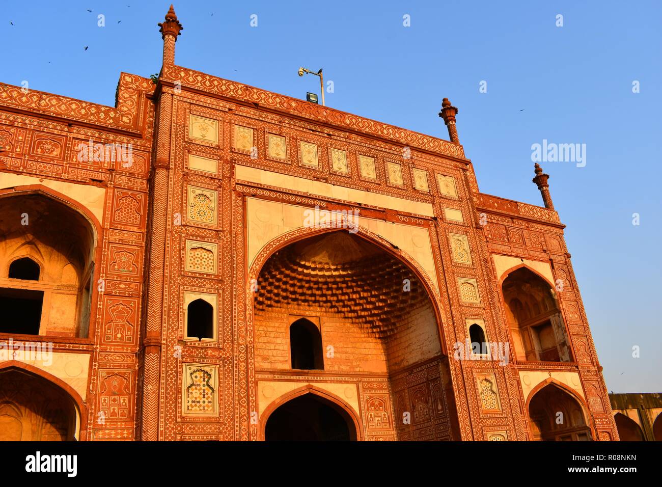 Close up de Jahangir's Tomb, entrée contre un ciel bleu. Les gravures de détaillées sur la paroi intérieure. Banque D'Images