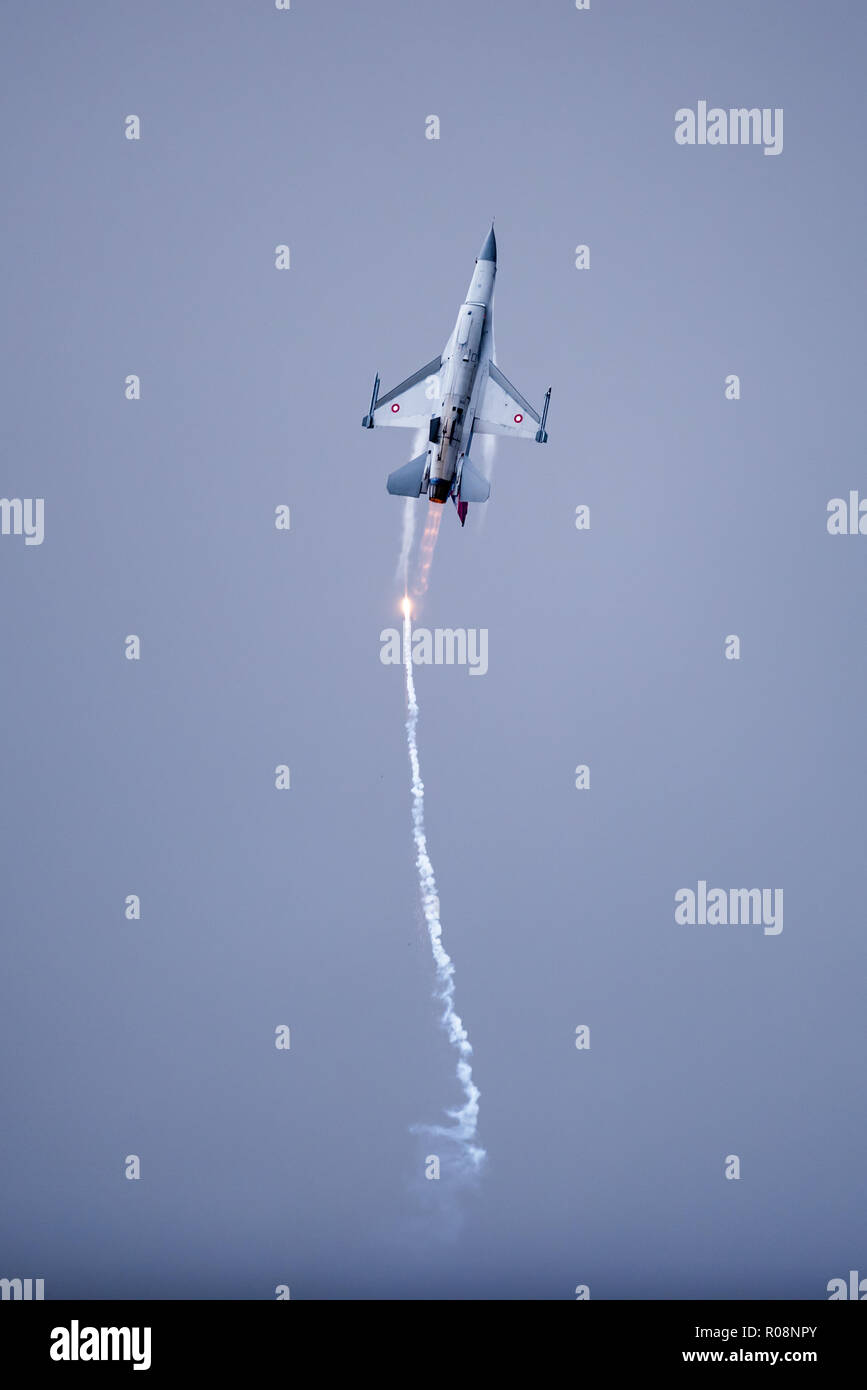 Uppsala, Uppsala län/Suède - 08/25/2018 : Le F-16 Fighting Falcon de Lockheed Martin en action à la Forces aériennes suédoises showday à Uppsala Banque D'Images