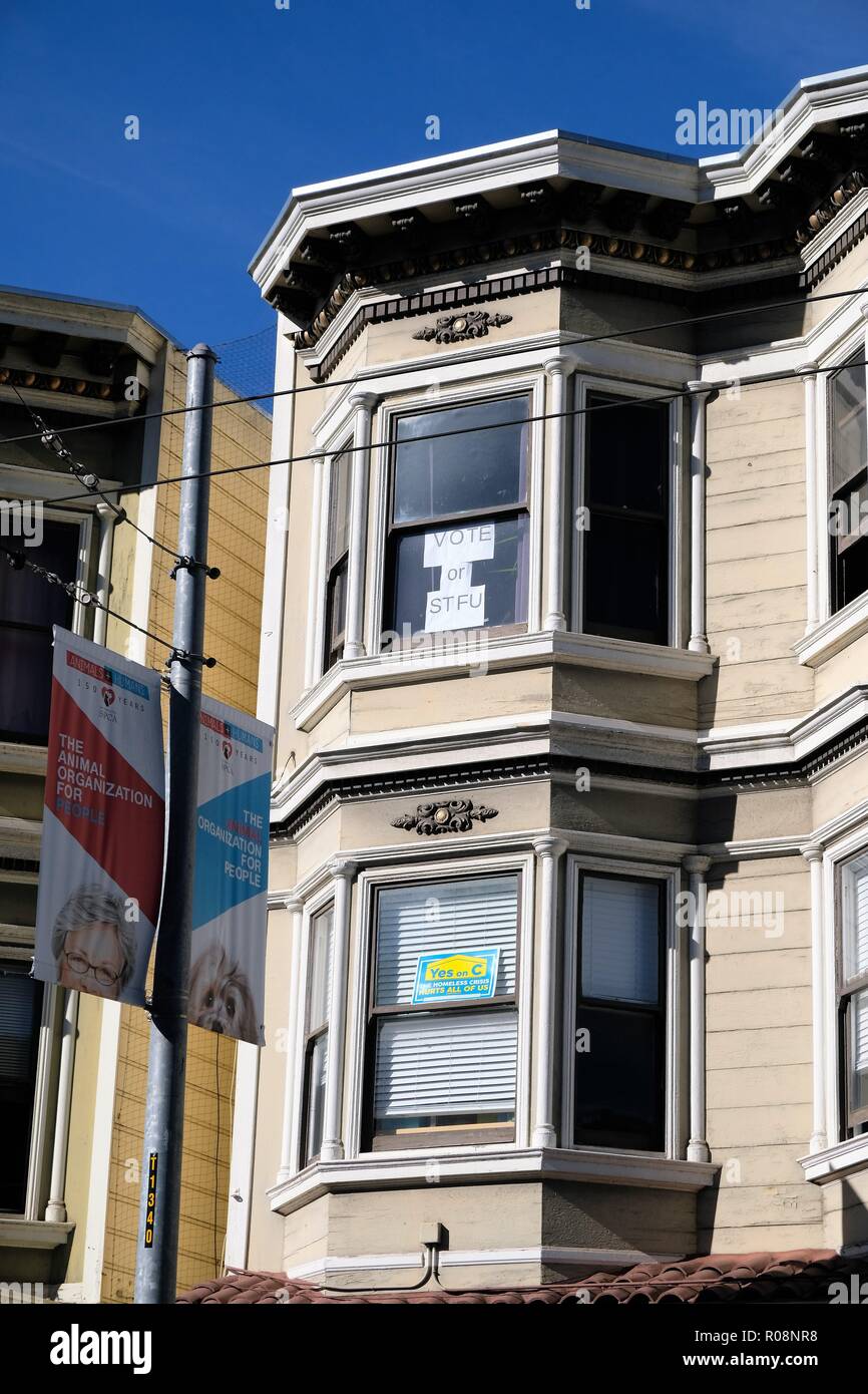 "Vote ou STFU' sur une fenêtre dans un San Francisco, Californie, USA Accueil ; Novembre 2018 cycle d'élections à mi-parcours. Banque D'Images