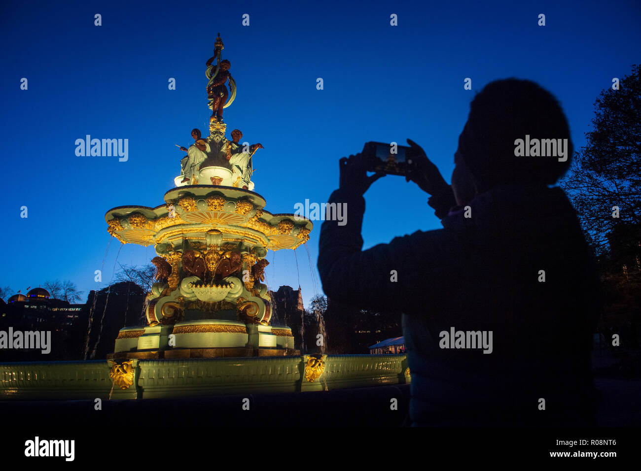 Pour diffusion immédiate: Jeudi 1st novembre 2018 NOUVELLES LUMIÈRES ROSS FOUNTAIN PRÉSENTE LA NUIT Ross Fountain in Banque D'Images