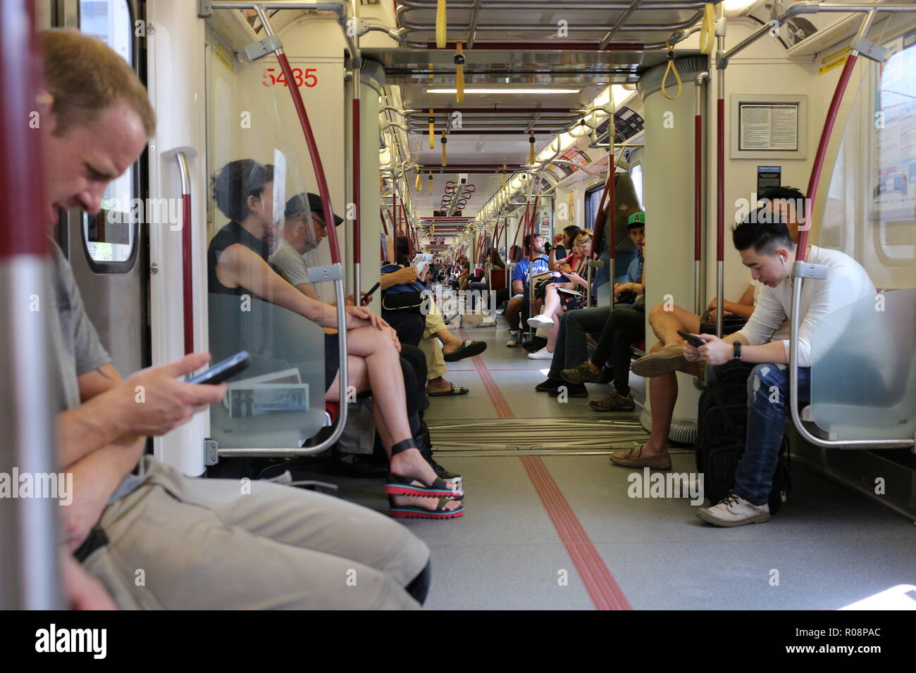 L'intérieur du métro et de personnes regardant leurs téléphones - Toronto, Ontario, Canada. Banque D'Images