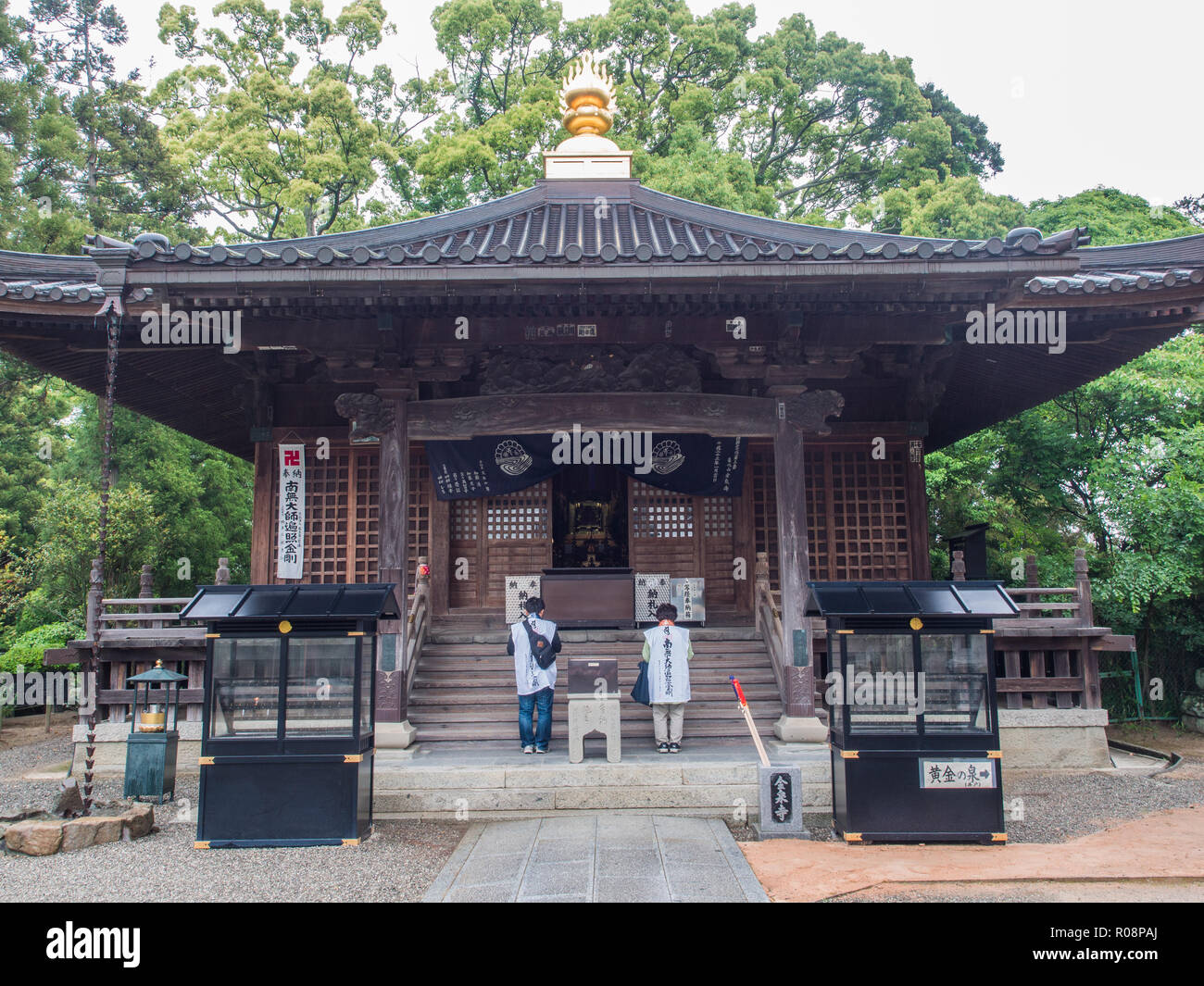 Pèlerins Henro le culte, temple 3 Konsenji, Shikoku 88 pèlerinage temple, Tokushima, Japon Banque D'Images