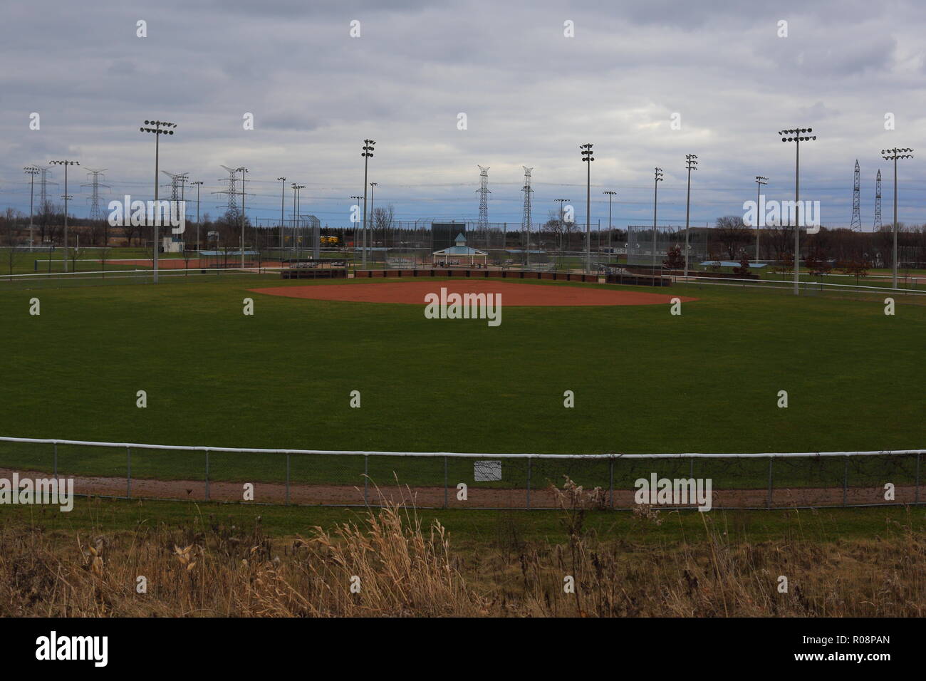 Terrain de baseball vide sur un sombre jour, quelque part à l'extérieur de Toronto Banque D'Images
