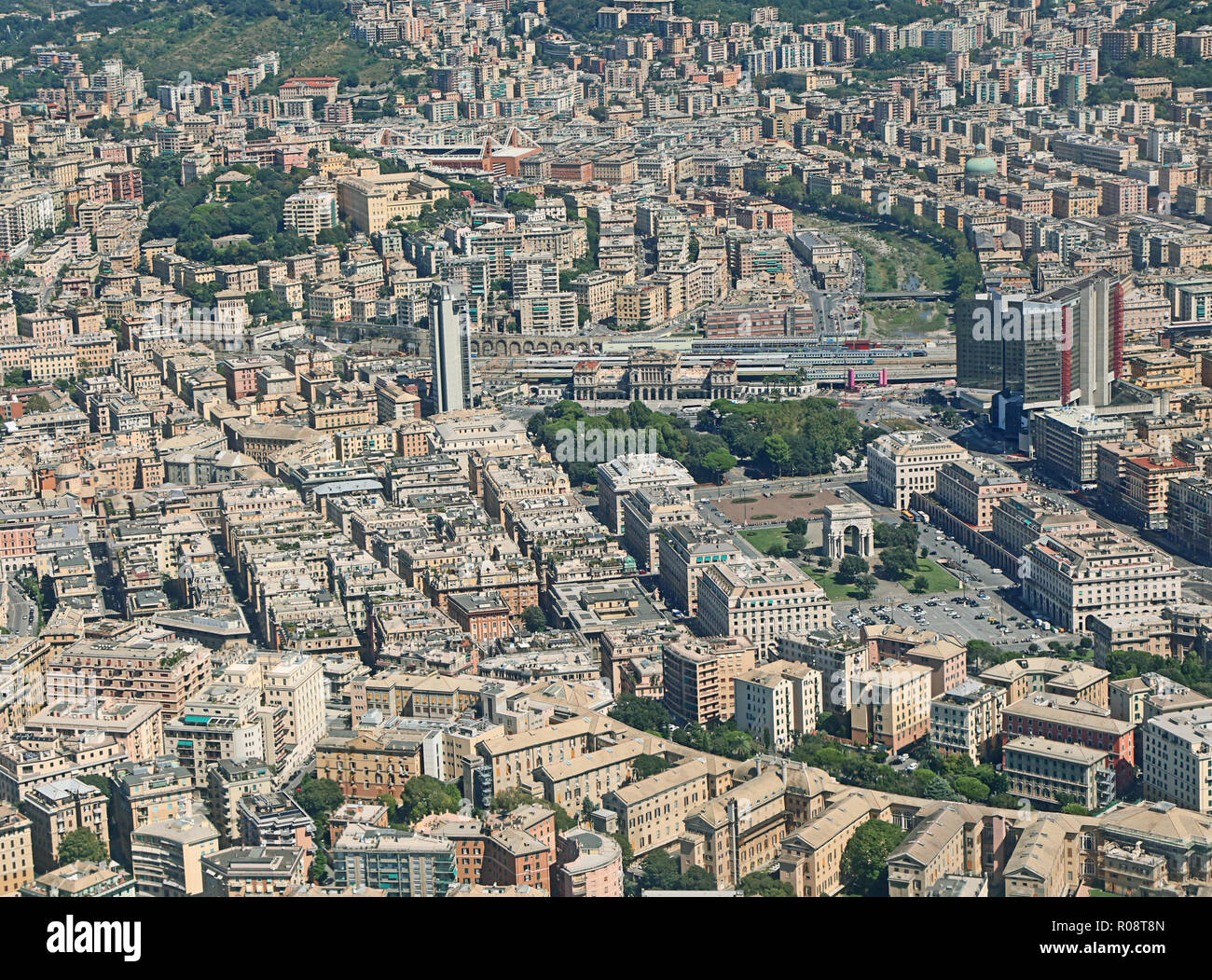 L'Italie, vue aérienne du centre-ville de Gênes : Arco della Vittoria (ARCH) et la victoire de la gare Genova Brignole Banque D'Images