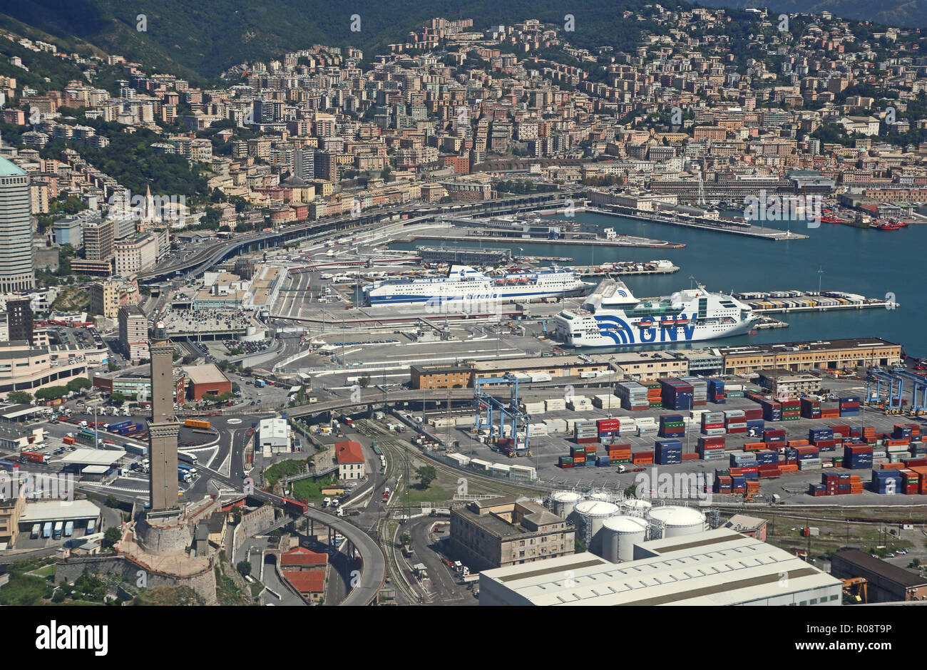 Gênes, Italie - 27 août 2018 L'Italie, vue aérienne du port de Gênes, le principal port maritime italienne, avec l'ancien phare Lanterna symbole de la ville Banque D'Images
