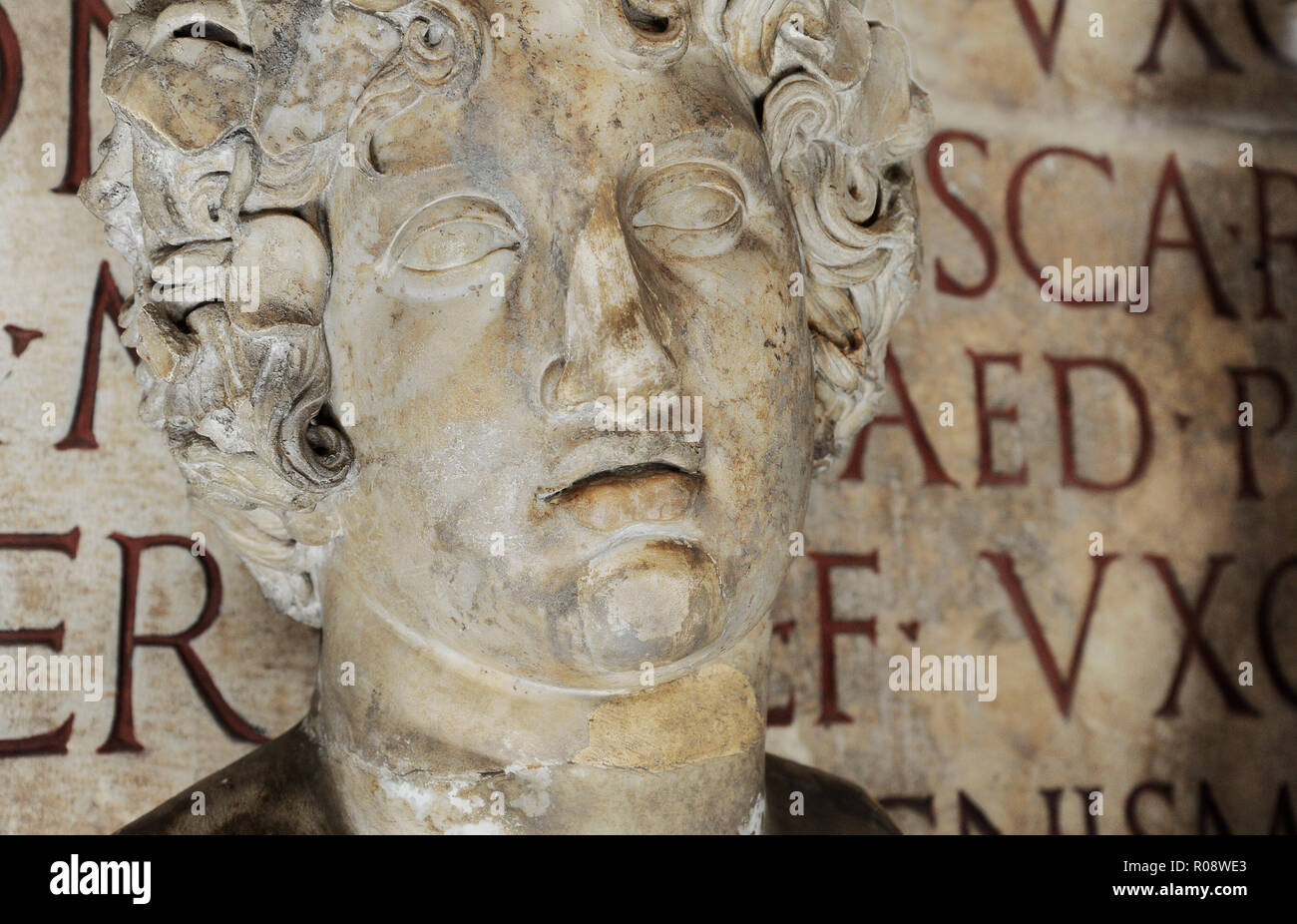 Tête du dieu romain Bacchus dans les musées du Capitole à Rome. Sur l'arrière-plan inscription latine antique. Rome, Italie Banque D'Images