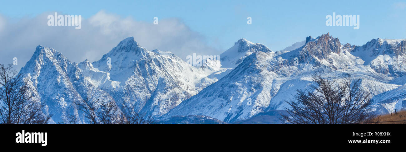 Un panorama de la cordillère des Andes, avec des montagnes blanches de neige, sud du Chili, le long de la route Austral Banque D'Images Un panorama de la cordillère des Andes, avec des montagnes blanches de neige, sud du Chili, le long de la route Austral Banque D'Images