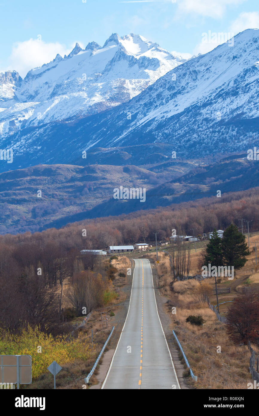 La route 7, connu sous le nom de route Austral ou Carretera Austral, ici avec les montagnes des Andes à l'arrière près de la ville de Villa Cerro Castillo Banque D'Images
