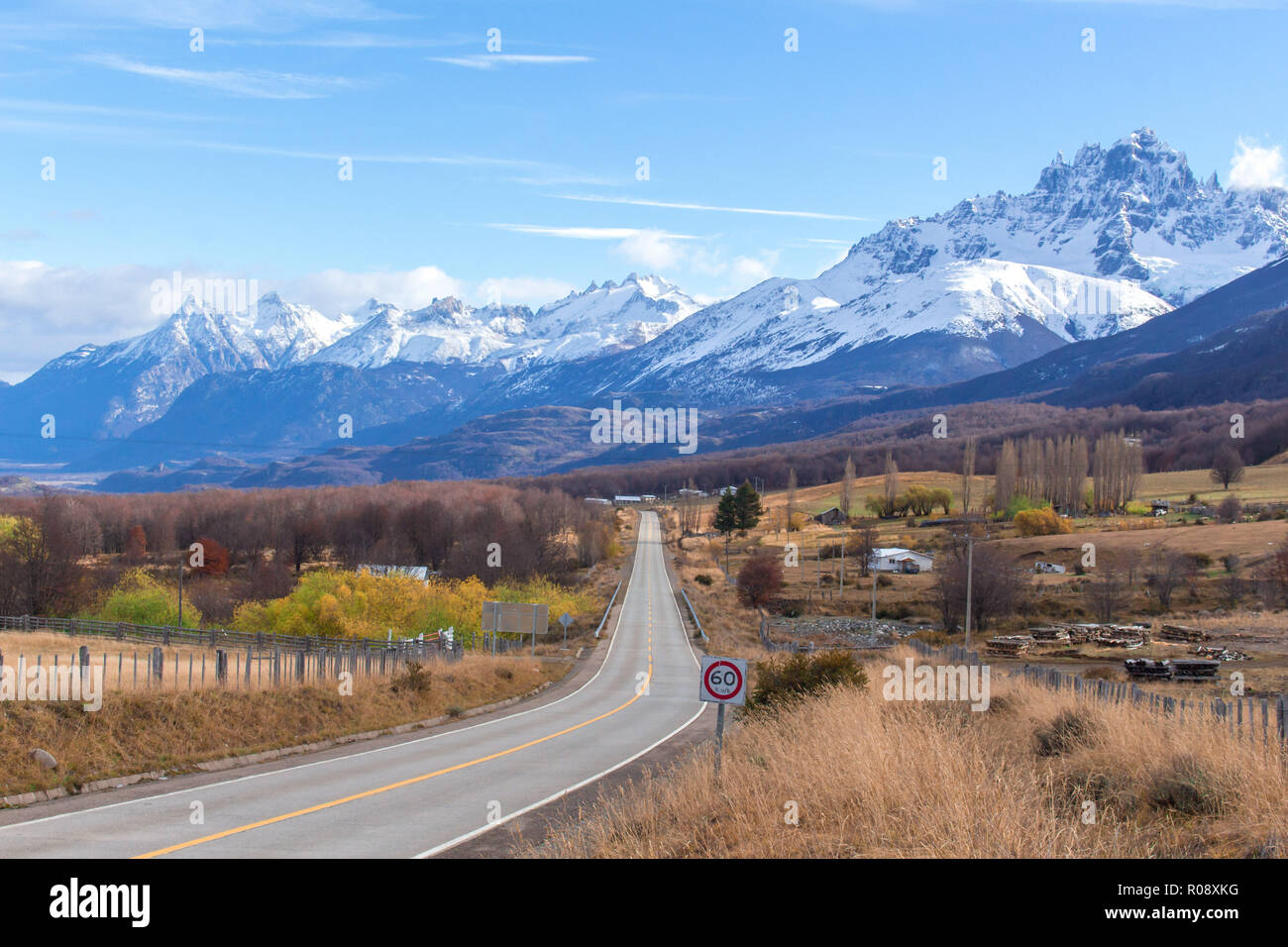La route 7, connu sous le nom de route Austral ou Carretera Austral, ici avec les montagnes des Andes à l'arrière près de la ville de Villa Cerro Castillo Banque D'Images