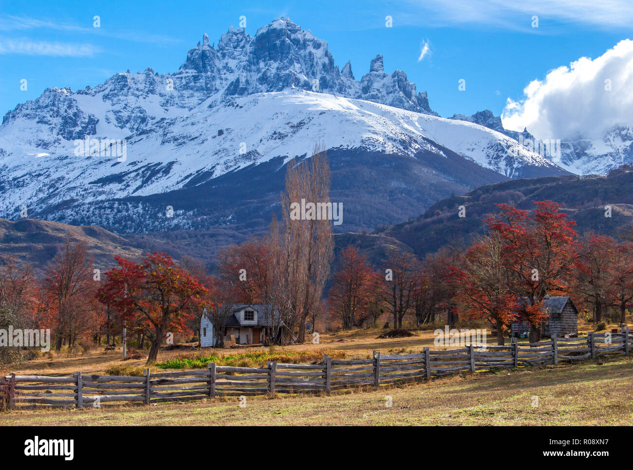 Avec les couleurs de l'automne à l'arbres, deux cabines avec une jolie barrière en bois près de Cerro Castillo le long de la montagne au Chili Patagonie Austral Rute Banque D'Images