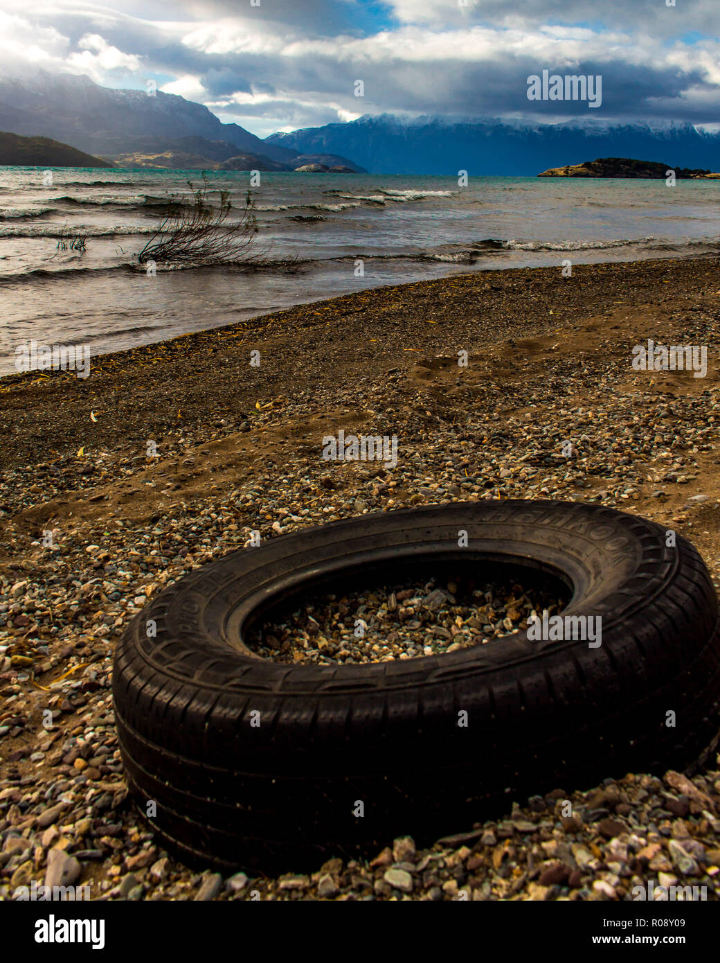 Trashed pneu à plage du Lac General Carrera à Puerto Rio Tranquilo, Chili, Patagonie Banque D'Images