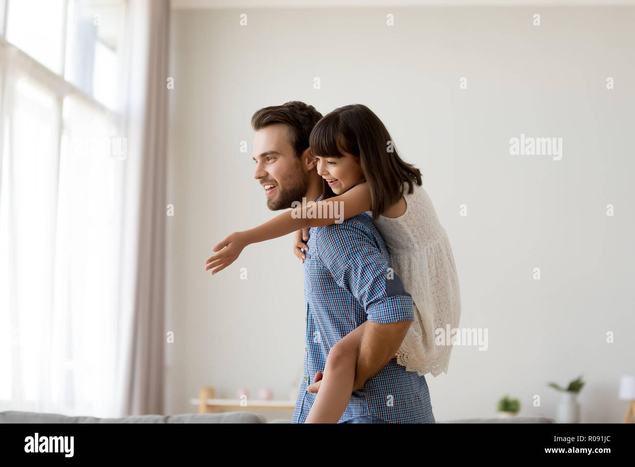 Père jouant avec jolie fille à la maison Banque D'Images