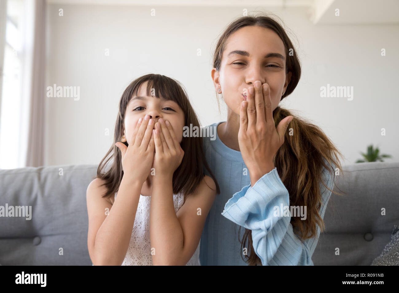 Mère et fille ont appel vidéo kiss lips Banque D'Images