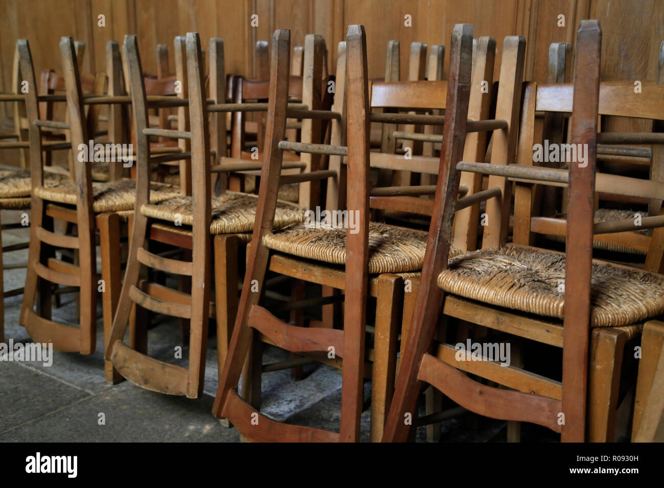 Des rangées de chaises en osier église ou l'école. Banque D'Images