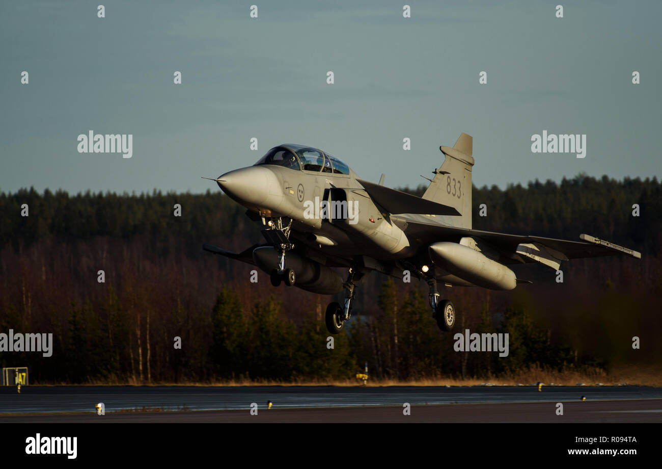 Armée de l'air suédoise Saab JAS 39 Gripen terres au cours de l'exercice Trident Stade 18 à Kallax Air Base, Suède, le 1 novembre 2018. Stade 18 Trident a lieu en Norvège et dans les environs de l'Atlantique Nord et la mer Baltique, dont l'Islande et de l'espace aérien de la Finlande et de la Suède. Avec plus de 50 000 participants, c'est le plus grand exercice de l'OTAN depuis 2002. (U.S. Photo de l'Armée de l'air par le sergent. Jonathan Snyder) Banque D'Images