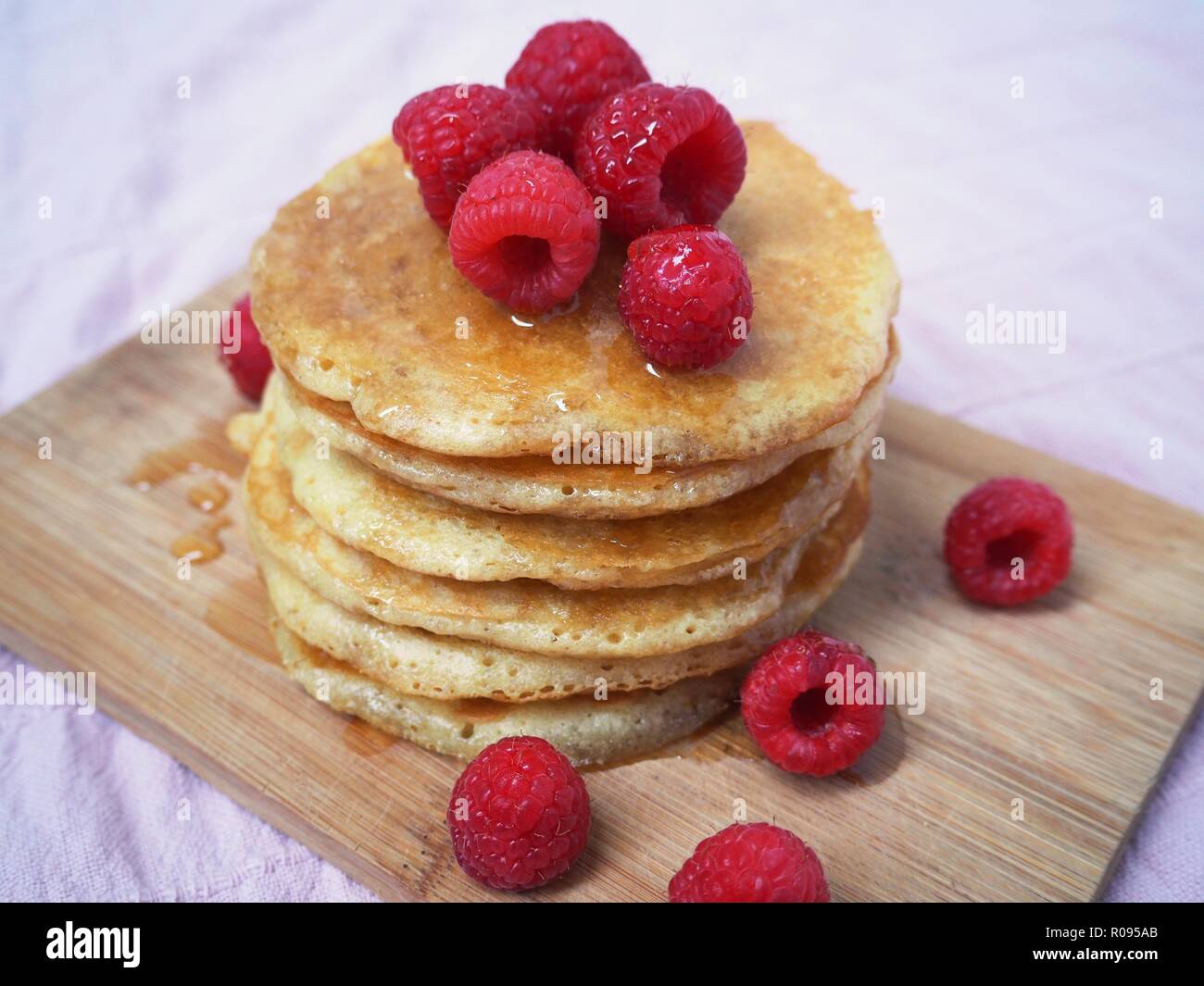 Des pancakes moelleux aux framboises, foodblog, food styling, american pancakes, crêpes, dessert, petits plaisirs, gastronomie, restaurant, les bonbons Banque D'Images