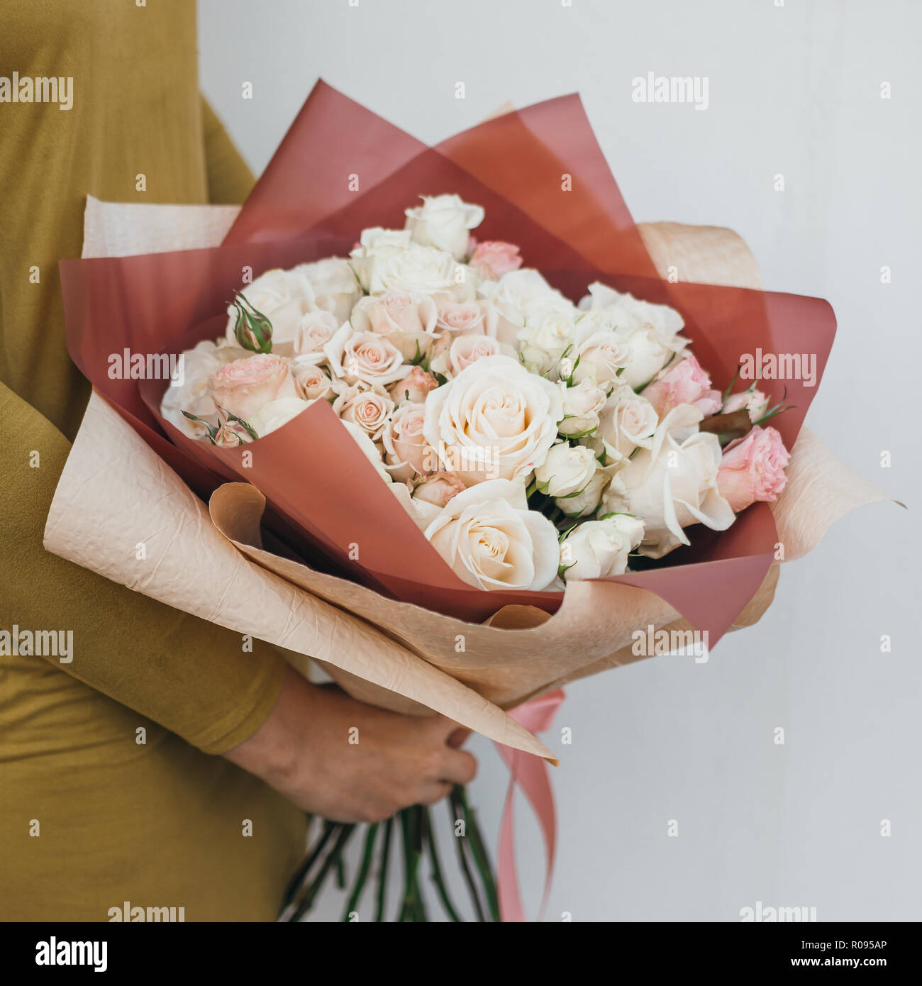 Bouquet Coloré De Différentes Fleurs Fraîches Dans Les Mains