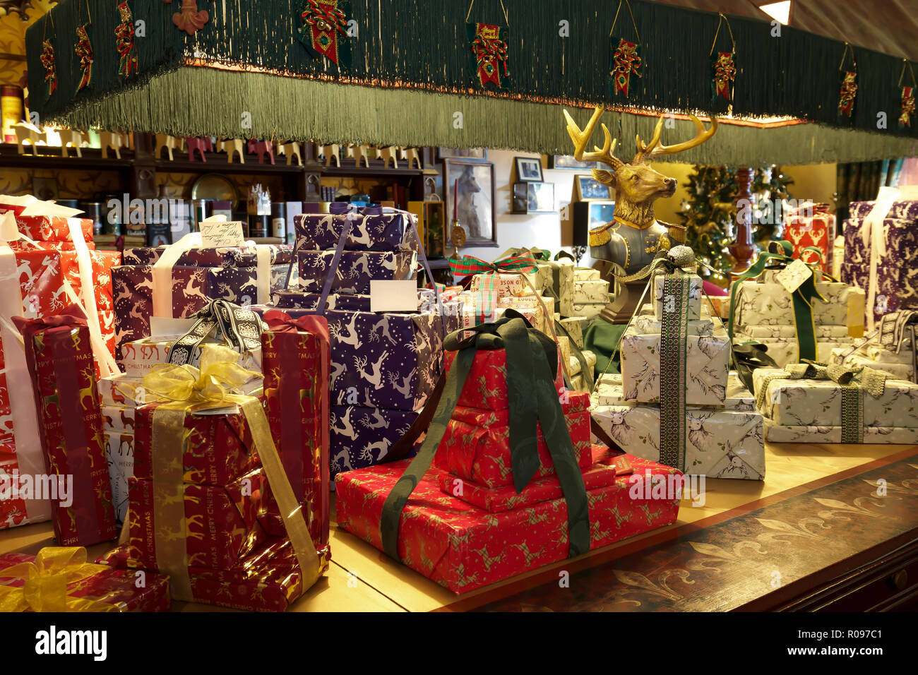 Wrapped presents sur la table de billard à la salle qu'à Abbey-Cwm-hir Banque D'Images